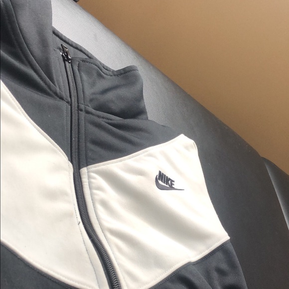 COPY - Cropped Nike zip up sweater - Picture 2 of 2